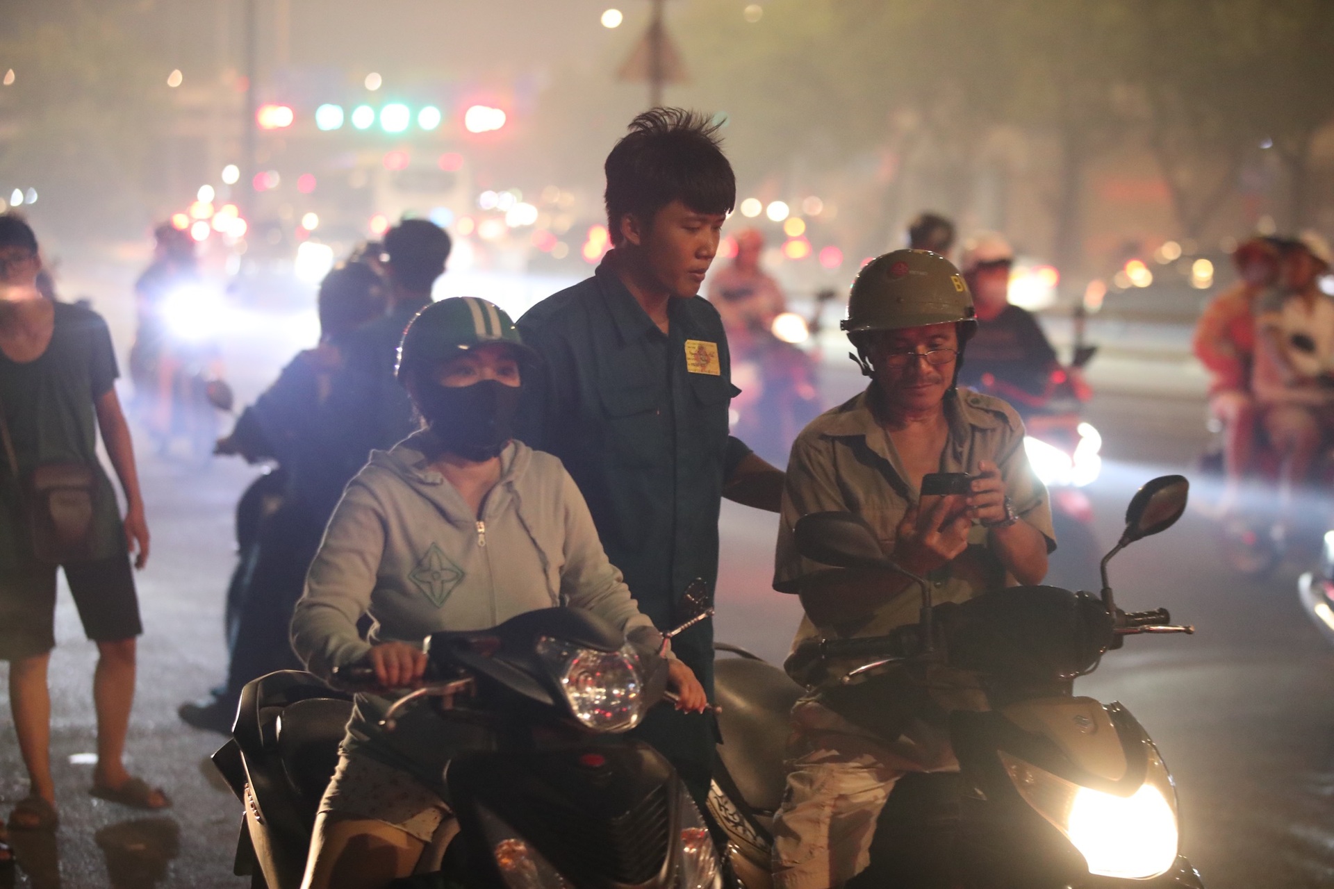 Khói lửa bao trùm xóm đồ gỗ cũ ở TPHCM, nhiều người tháo chạy thoát thân - 13 Khói lửa bao trùm xóm đồ gỗ cũ ở TPHCM, nhiều người tháo chạy thoát thân - 13