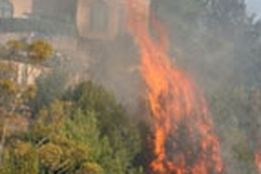 Mỹ: Lửa cháy lan rộng, đe doạ nhiều sao Hollywood 