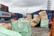 Phát hiện hàng hóa nhập lậu “ẩn mình” trong container nhựa PVC
