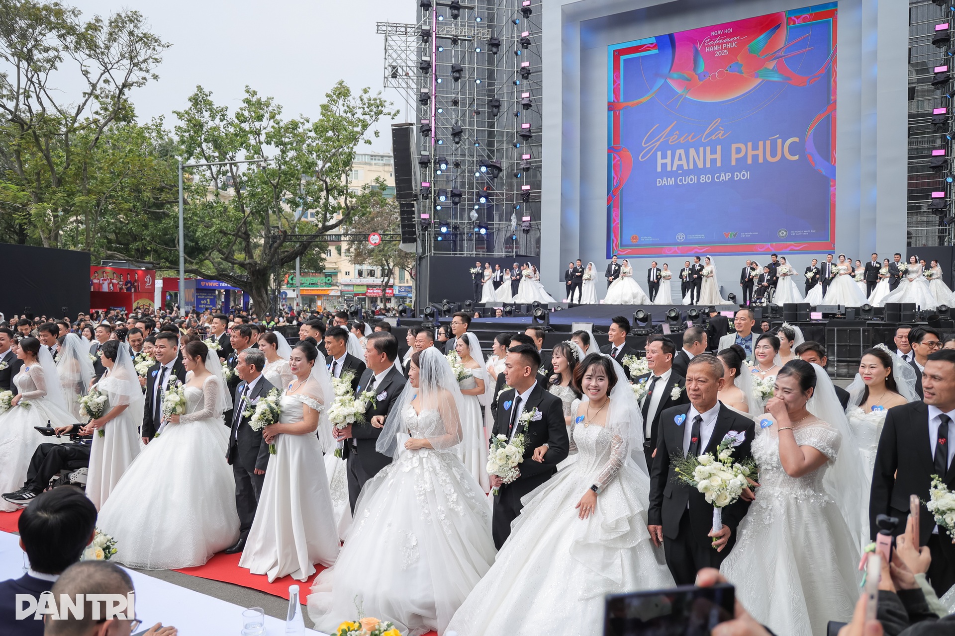 NSND Xuân Bắc làm chủ hôn cho 80 cặp đôi cưới chung ở phố đi bộ Hồ Gươm - 15 NSND Xuân Bắc làm chủ hôn cho 80 cặp đôi cưới chung ở phố đi bộ Hồ Gươm - 15