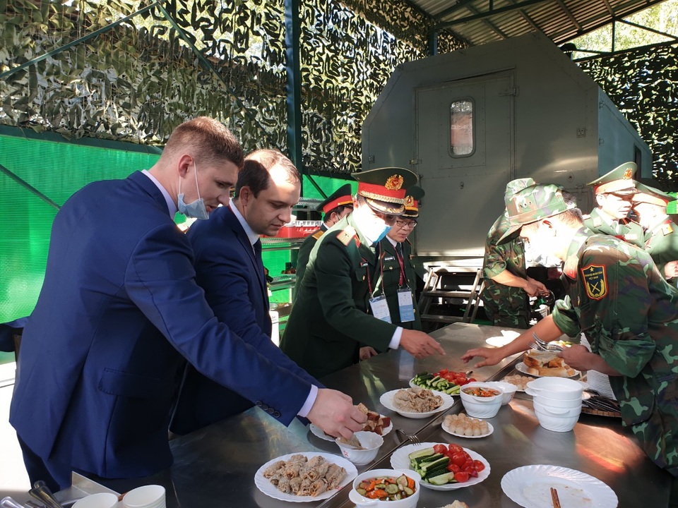 Bếp dã chiến thu hút khách ăn tại Army Games - 3 Bếp dã chiến thu hút khách ăn tại Army Games - 3