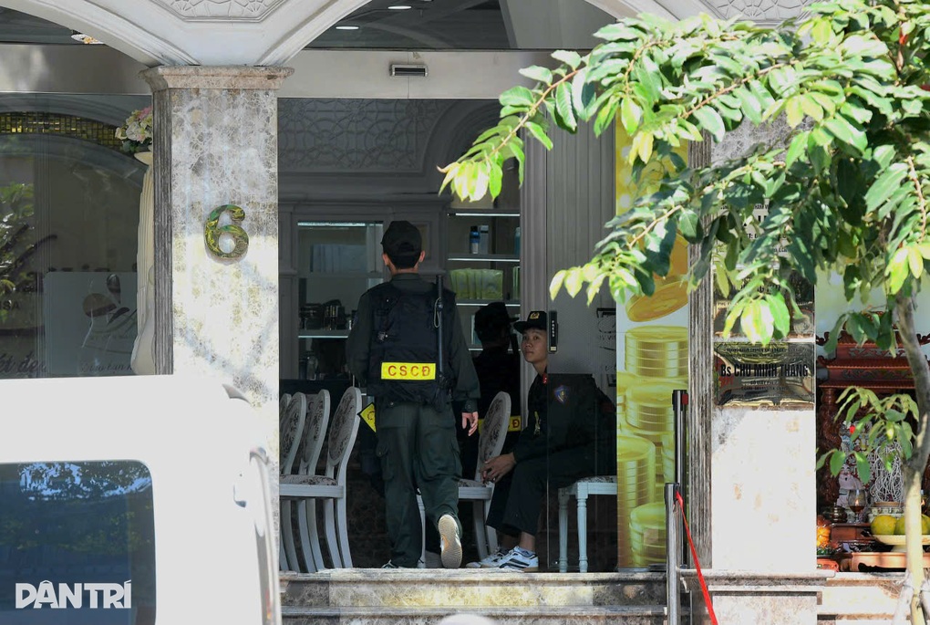 Mailisa Hà Nội đóng cửa, cảnh sát làm việc liên tục gần 5 tiếng - 2 Mailisa Hà Nội đóng cửa, cảnh sát làm việc liên tục gần 5 tiếng - 2