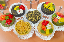 Bánh trung thu tiền triệu ra vỉa hè, có cả nhân tôm Alaska, cua hoàng đế