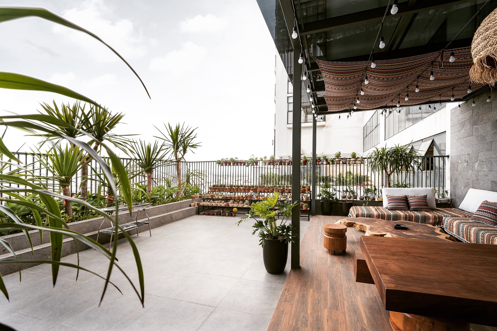 Nội thất căn hộ Duplex rộng 360m2 có sân vườn siêu đỉnh ở Hà Nội - 15 Nội thất căn hộ Duplex rộng 360m2 có sân vườn siêu đỉnh ở Hà Nội - 15