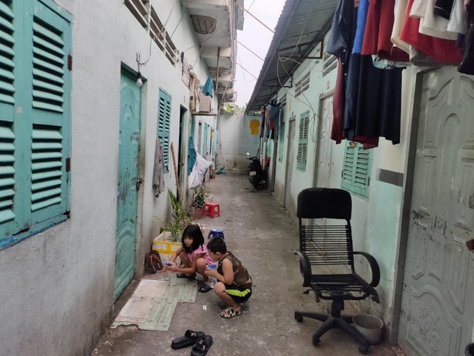 Nhiều phòng trọ ở gần Công ty PouYuen Việt Nam cửa đóng then cài do công nhân mất việc nên trả phòng về quê.
