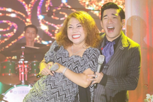 Quang Hà nhấc bổng Siu Black ngay trên sân khấu