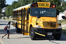 Các nước giám sát học sinh trên xe buýt đưa đón tới trường thế nào?