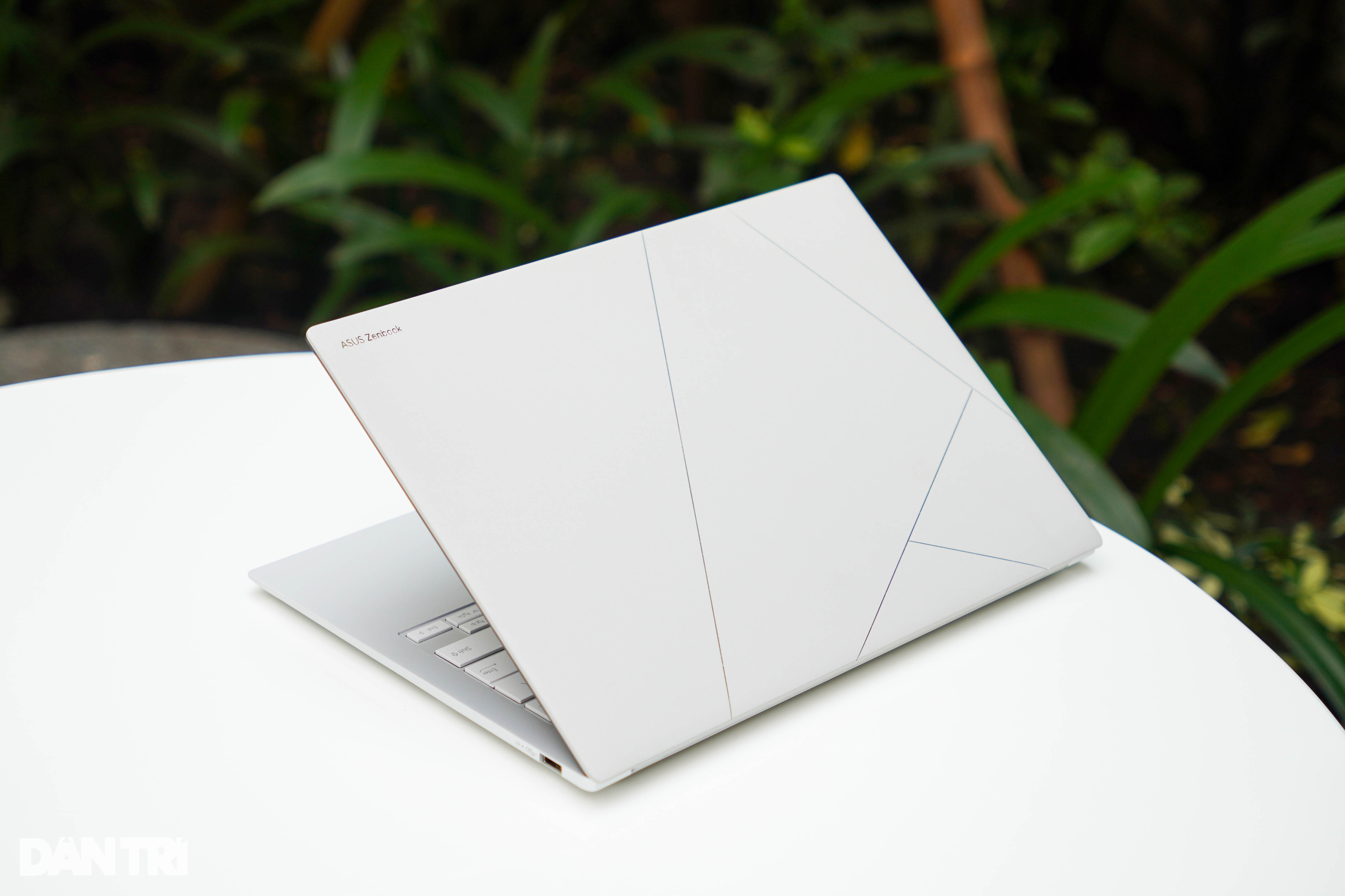 View - Đánh giá Zenbook S 14: Laptop AI Intel Copilot+ PC đầu tiên tại Việt Nam | Báo Dân trí