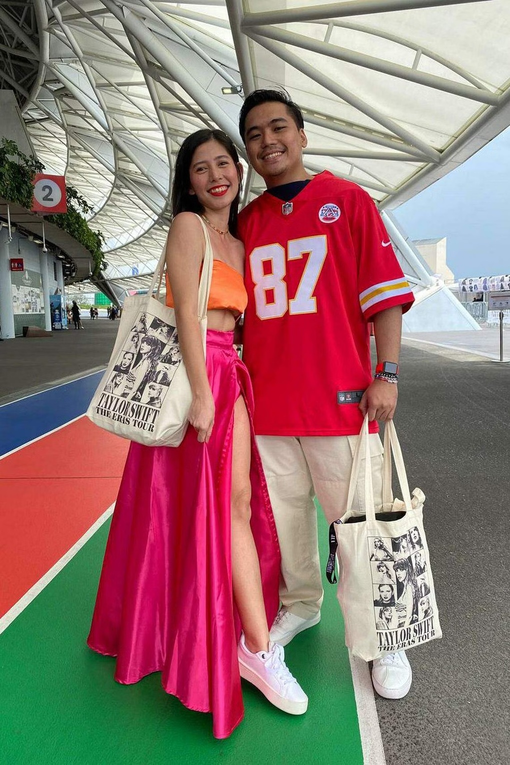Fan không ngại biến thành chú chó xanh, hóa trang Taylor Swift khi xem show - 2 Fan không ngại biến thành chú chó xanh, hóa trang Taylor Swift khi xem show - 2