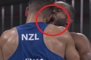 Võ sĩ quyền anh gây sốc, cắn tai đối thủ ở Olympic 2020