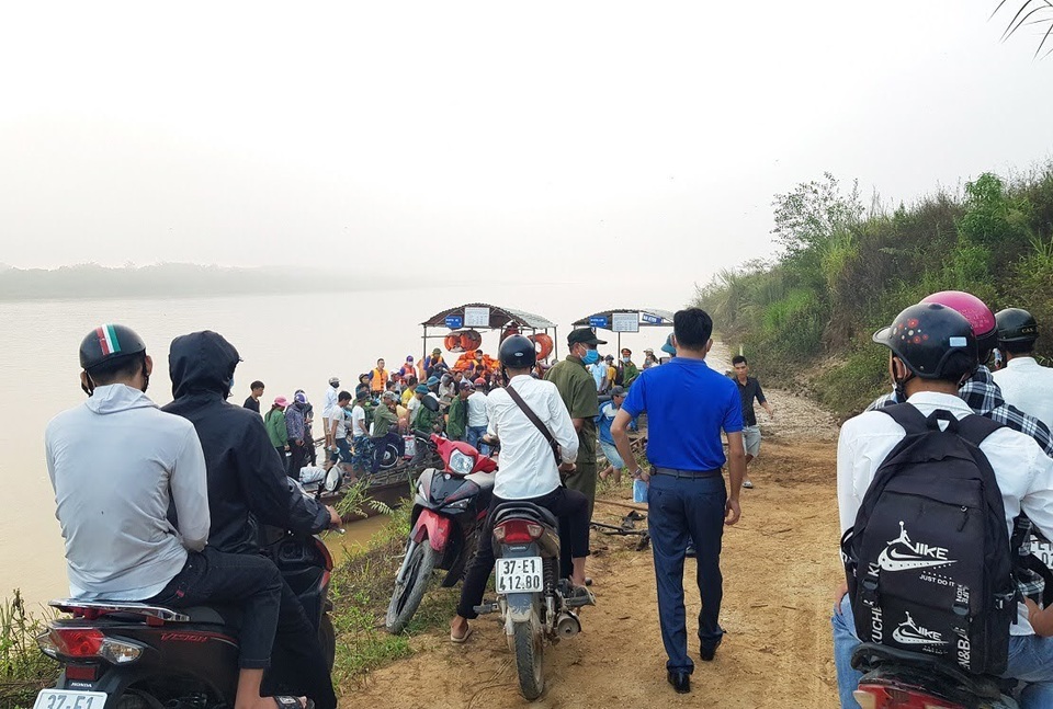Cảnh sát Giao thông có mặt từ 5h sáng đưa 200 thí sinh qua sông đi thi - 5 Cảnh sát Giao thông có mặt từ 5h sáng đưa 200 thí sinh qua sông đi thi - 5
