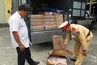 Bắt xe ô tô hơn 6 tạ đùi, chân gà đông lạnh không rõ nguồn gốc