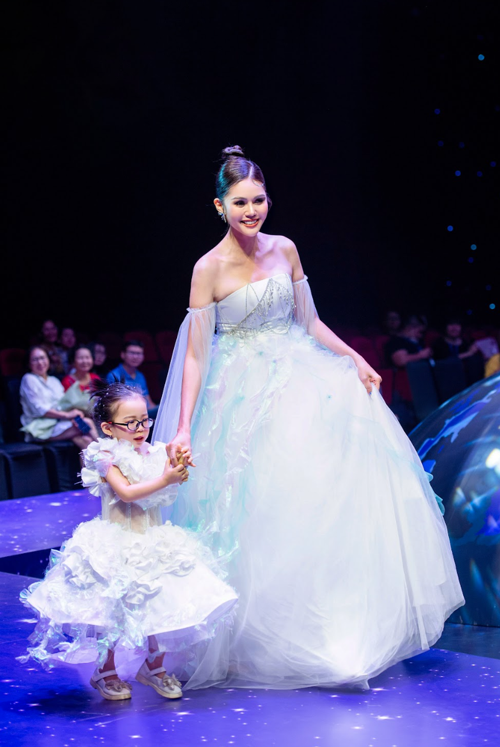 Hoa hậu Kim Nguyên và học trò sải bước ấn tượng sàn catwalk - 2 Hoa hậu Kim Nguyên và học trò sải bước ấn tượng sàn catwalk - 2