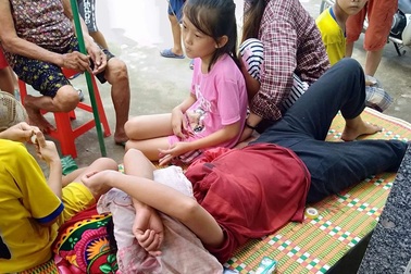 Nằm trước nhà nguyên phó công an huyện đòi tiền: Cả xóm làm đơn kiến nghị