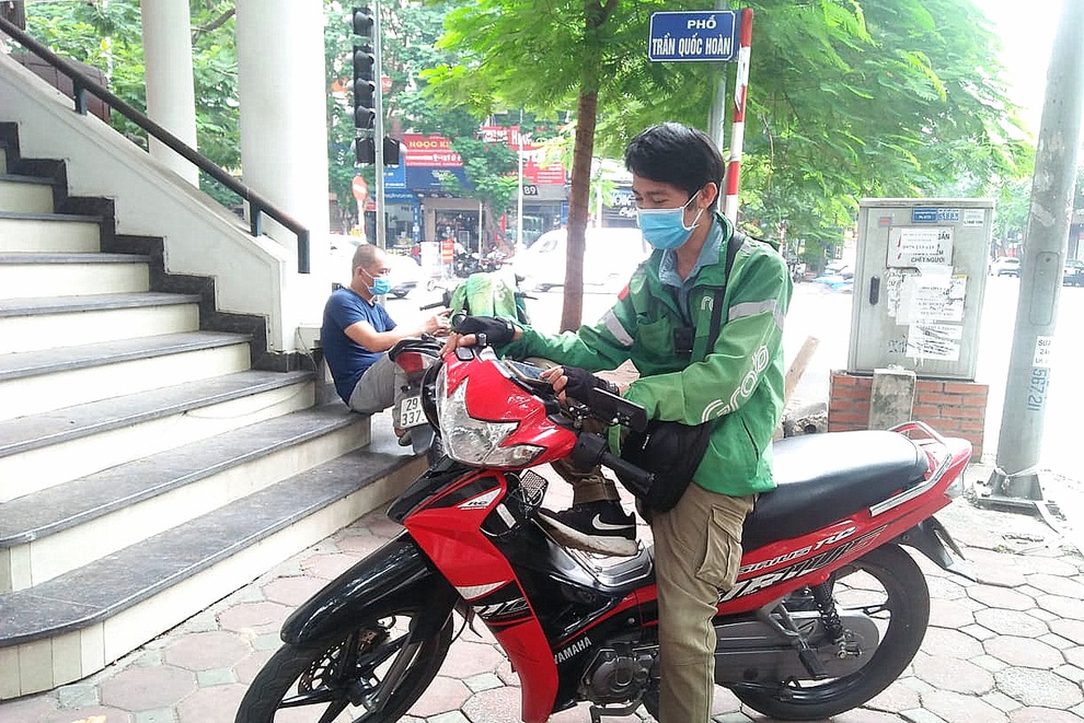 Hà Nội: Thợ cắt tóc, bán hàng, xe ôm tất bật trở lại với công việc - 3 Hà Nội: Thợ cắt tóc, bán hàng, xe ôm tất bật trở lại với công việc - 3