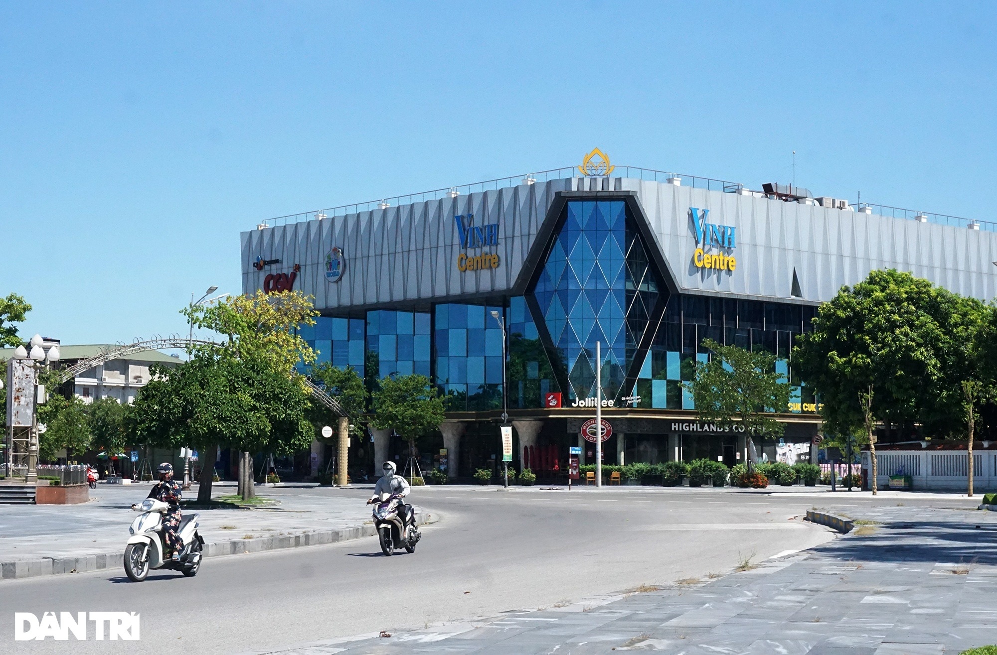 Ngày đầu TP Vinh cách ly: Bản hợp đồng tiền tỷ được ký tại chốt kiểm dịch - 2 Ngày đầu TP Vinh cách ly: Bản hợp đồng tiền tỷ được ký tại chốt kiểm dịch - 2