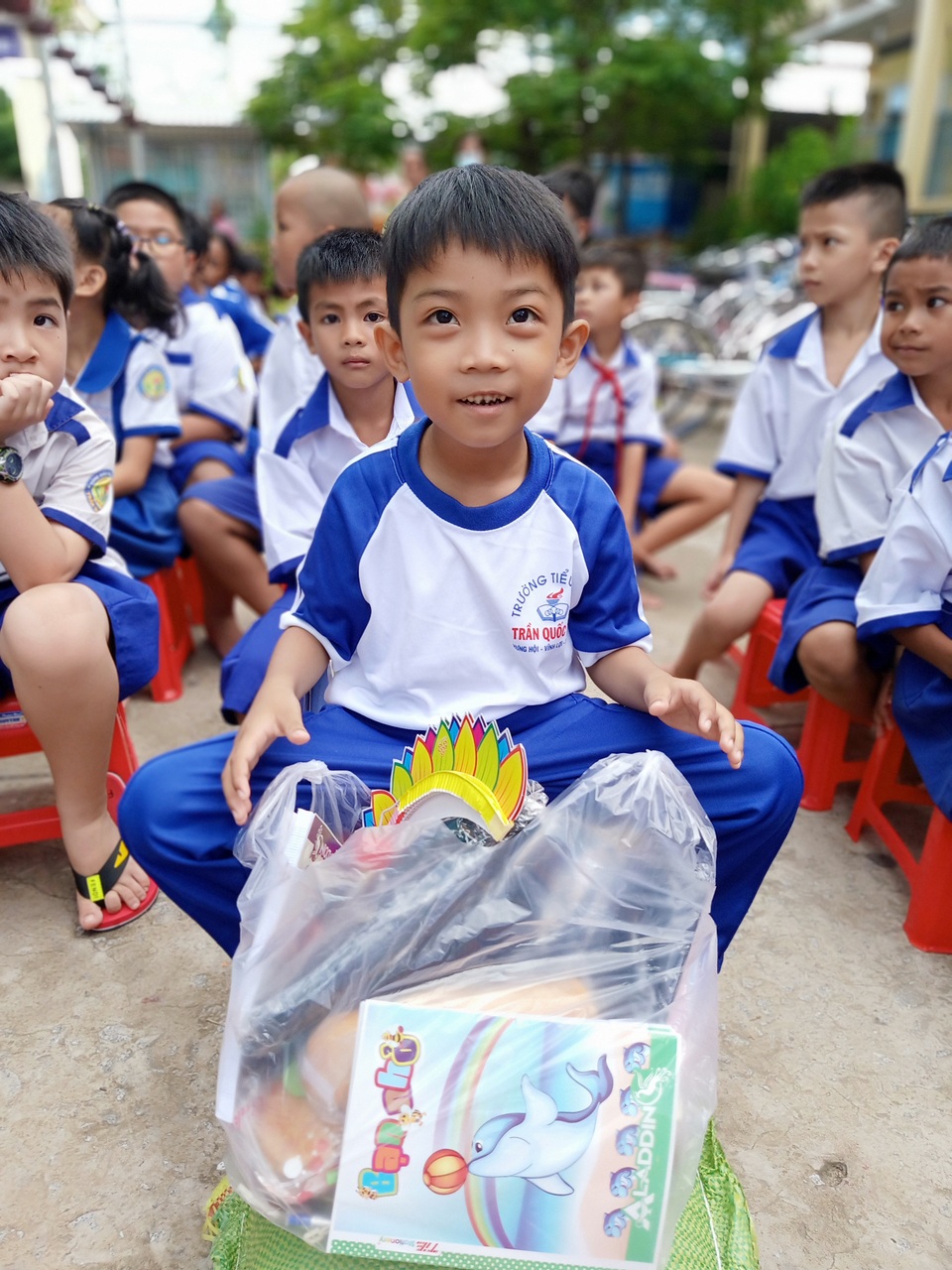 “Có quà trung thu con vui lắm” - 8 “Có quà trung thu con vui lắm” - 8