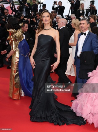 Angelina Jolie đẹp dịu dàng như nàng thơ tại LHP Cannes 2025 - 11