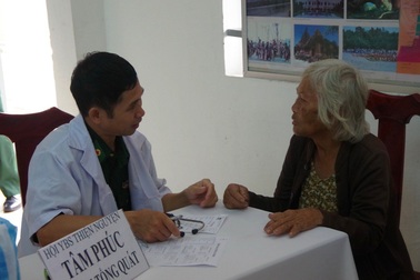 Khám chữa bệnh và tặng 600 phần quà cho bà con vùng biên giới