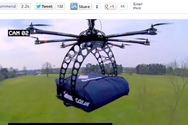 Máy bay drone làm nhiệm vụ...giao pizza