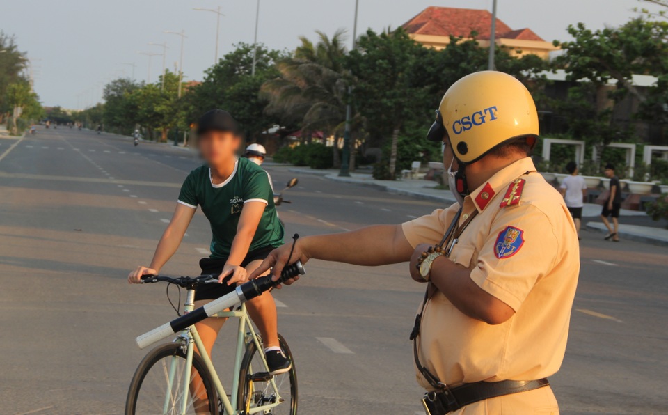 Xử phạt nam thanh niên lẻn ra ngoài khi đang cách ly tại nhà - 4 Xử phạt nam thanh niên lẻn ra ngoài khi đang cách ly tại nhà - 4