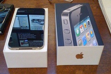 Mở hộp iPhone 4 trước giờ “lên kệ”