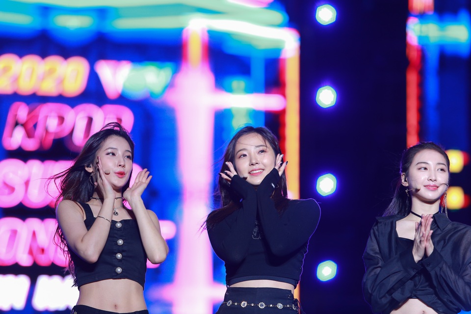 “2020 K-Pop Super Concert”: Người hâm mộ đội mưa cuồng nhiệt cổ vũ thần tượng - 4 “2020 K-Pop Super Concert”: Người hâm mộ đội mưa cuồng nhiệt cổ vũ thần tượng - 4