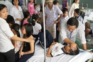 Sau bữa cơm trưa hơn 100 học sinh nhập viện cấp cứu