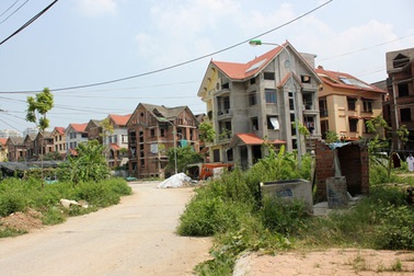 Chỉ có ở Hà Nội: Nhà vệ sinh “chình ình” giữa cửa biệt thự bạc tỷ