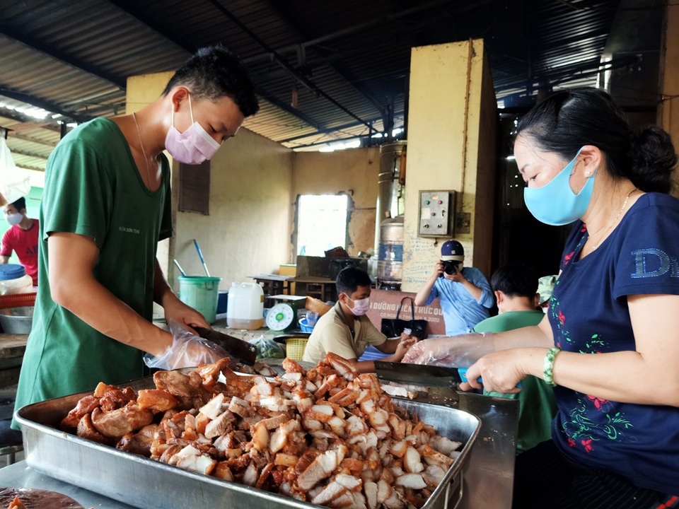 Áo chiến sĩ đẫm mồ hôi cho những suất cơm nghĩa tình trong khu cách ly - 6 Áo chiến sĩ đẫm mồ hôi cho những suất cơm nghĩa tình trong khu cách ly - 6