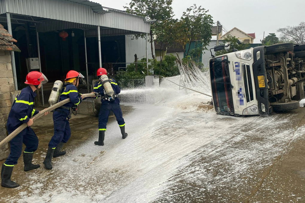 Lật xe bồn chở xăng, người dân được khuyến cáo rời khỏi nhà - 1