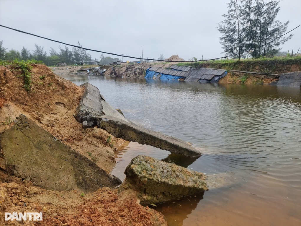 Truy trách nhiệm vụ kè chống xói lở mới sử dụng đã vỡ tan hoang - 2 Truy trách nhiệm vụ kè chống xói lở mới sử dụng đã vỡ tan hoang - 2