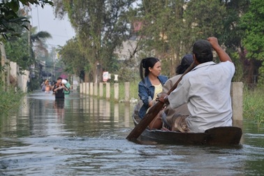 TPHCM: Yêu cầu quận xin lỗi dân khi để xảy ra vỡ bờ bao