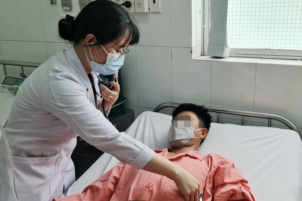 Vụ 5 công nhân thương vong vì mắc kẹt dưới cống: Một người suy hô hấp nặng - 2 Vụ 5 công nhân thương vong vì mắc kẹt dưới cống: Một người suy hô hấp nặng - 2