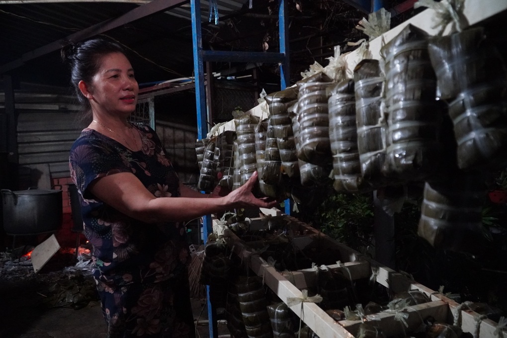 Bà chủ trọ gói hàng trăm đòn bánh tét tặng công nhân: Tôi từng khổ như họ - 2 Bà chủ trọ gói hàng trăm đòn bánh tét tặng công nhân: Tôi từng khổ như họ - 2