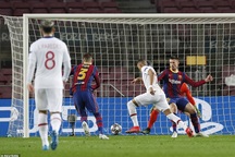 Barcelona 1-4 PSG: Cú hattrick của Mbappe