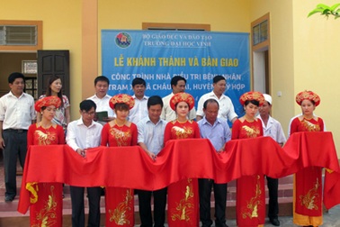 Trao tặng Nhà điều trị bệnh nhân cho xã nghèo