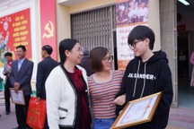 Thoát cảnh mù suốt gần 20 năm, người phụ nữ xúc động ôm chầm ân nhân