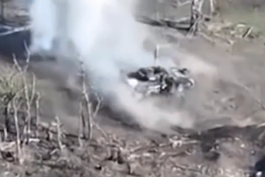 Siêu tăng Nga chống chịu 2 tên lửa Ukraine bắn chọc sườn