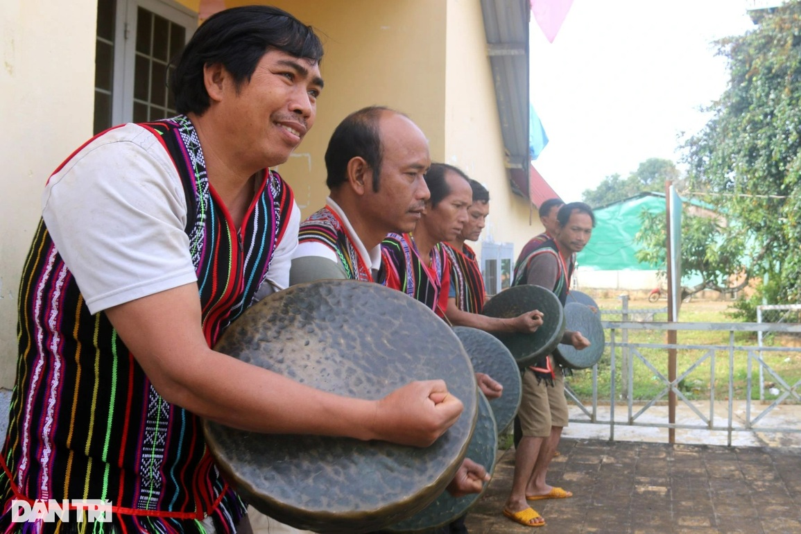 Người MNông mang chiêng đi đánh xứ người - 2 Người MNông mang chiêng đi đánh xứ người - 2