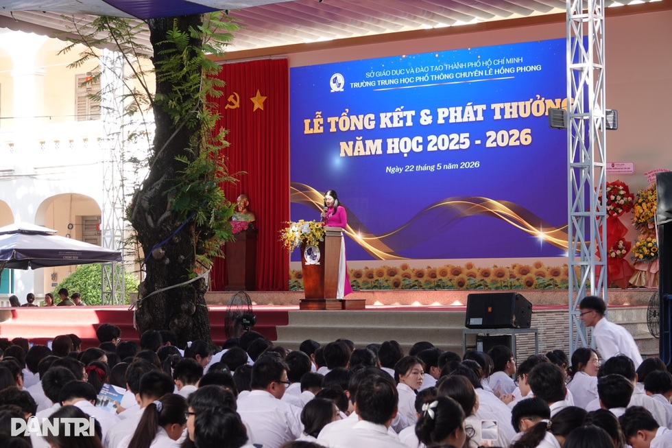 Học sinh cuối cấp rơi nước mắt ngày tổng kết, kể những đêm học đến 2h - 1