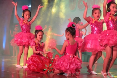 Sôi động đêm hội “Vòng tay bè bạn”