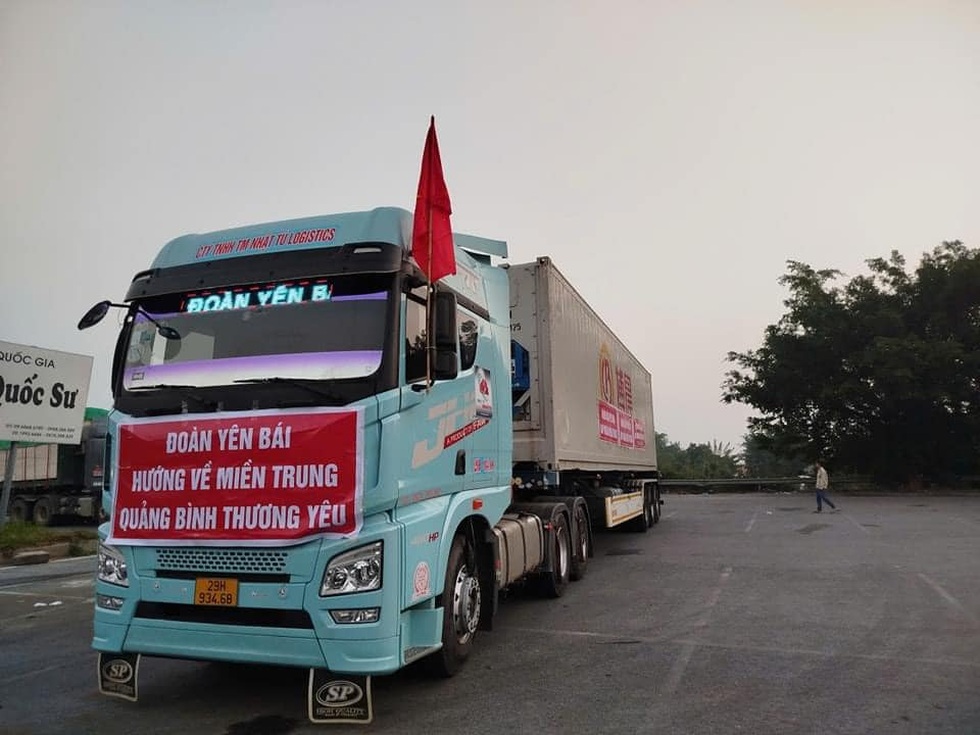 Người Yên Bái chở 32 tấn hàng, xúc từng lon gạo cứu trợ vùng lũ Quảng Bình - 1