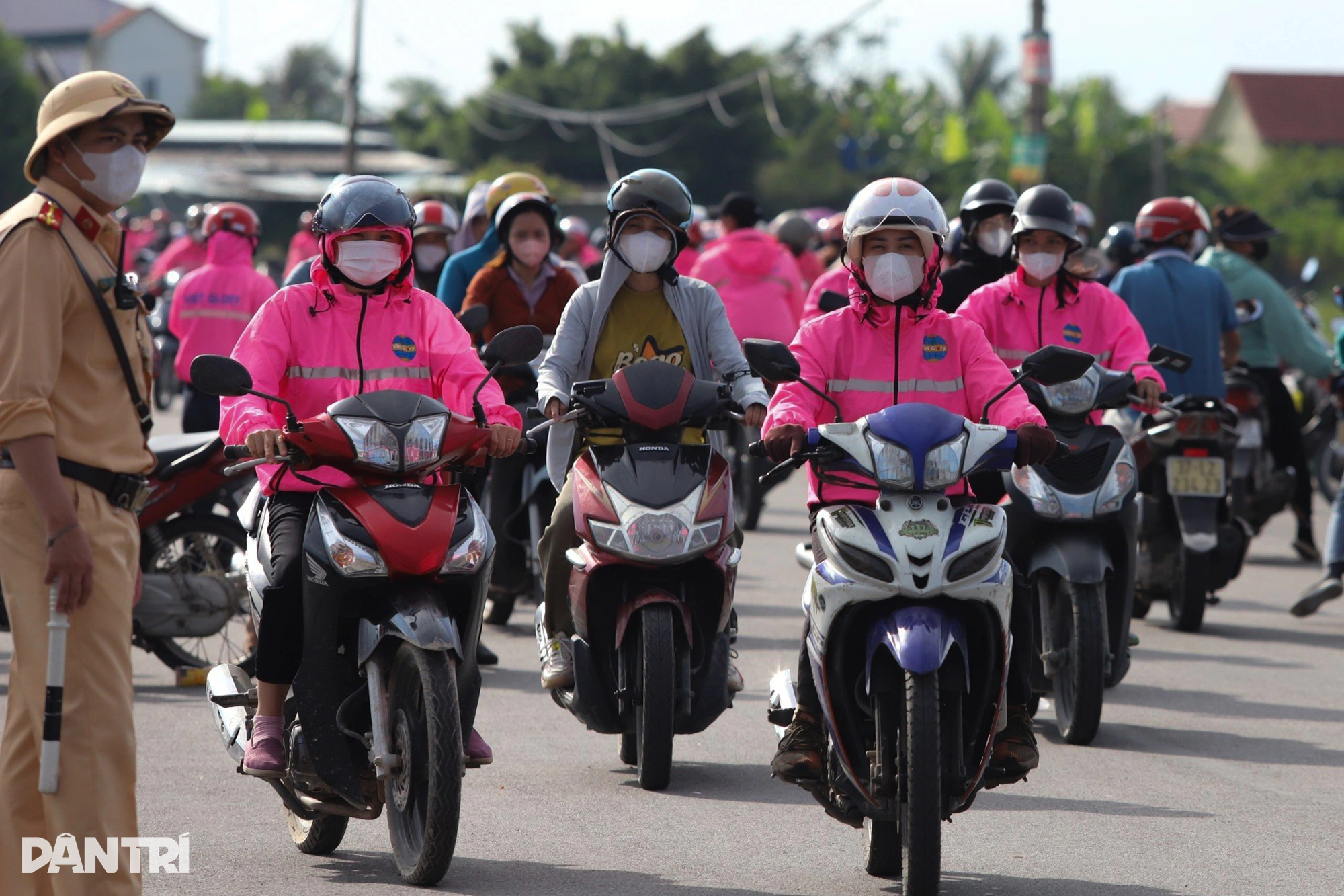 5 bin işçi iş bıraktı: İl Parti Komitesi talimat verdi, işçiler hâlâ fabrikaya girmedi - 8 5.000 công nhân ngừng việc: Tỉnh ủy chỉ đạo, công nhân vẫn chưa vào xưởng - 8