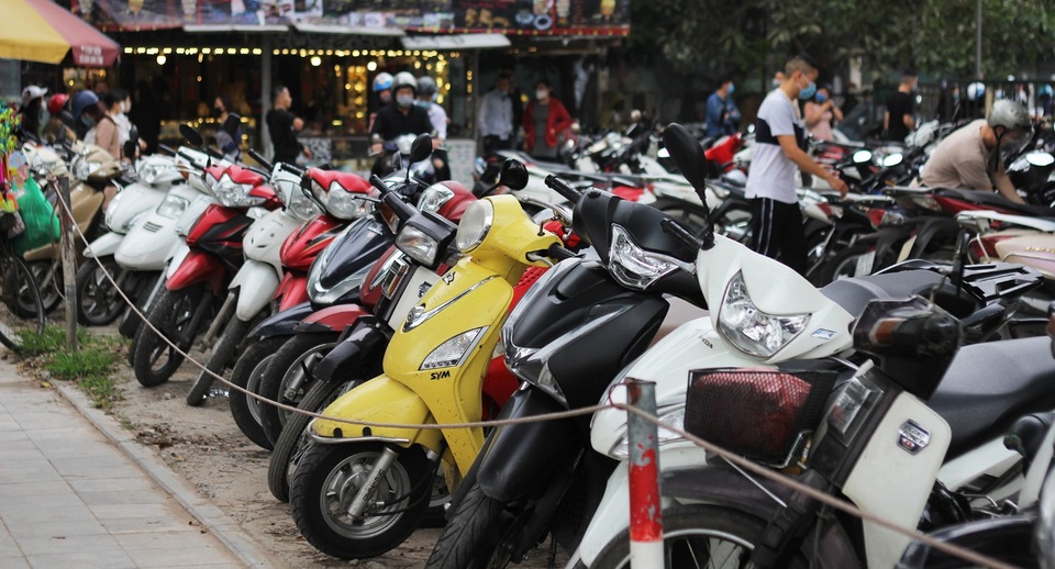 Hàng nghìn người chen chân đội lễ, dâng hương ở Phủ Tây Hồ mùng 1 âm lịch - 2 Hàng nghìn người chen chân đội lễ, dâng hương ở Phủ Tây Hồ mùng 1 âm lịch - 2