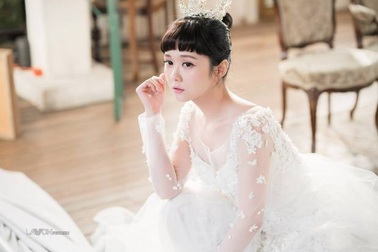 Jang Nara hé lộ thiệp cưới, công bố ngày lên xe hoa