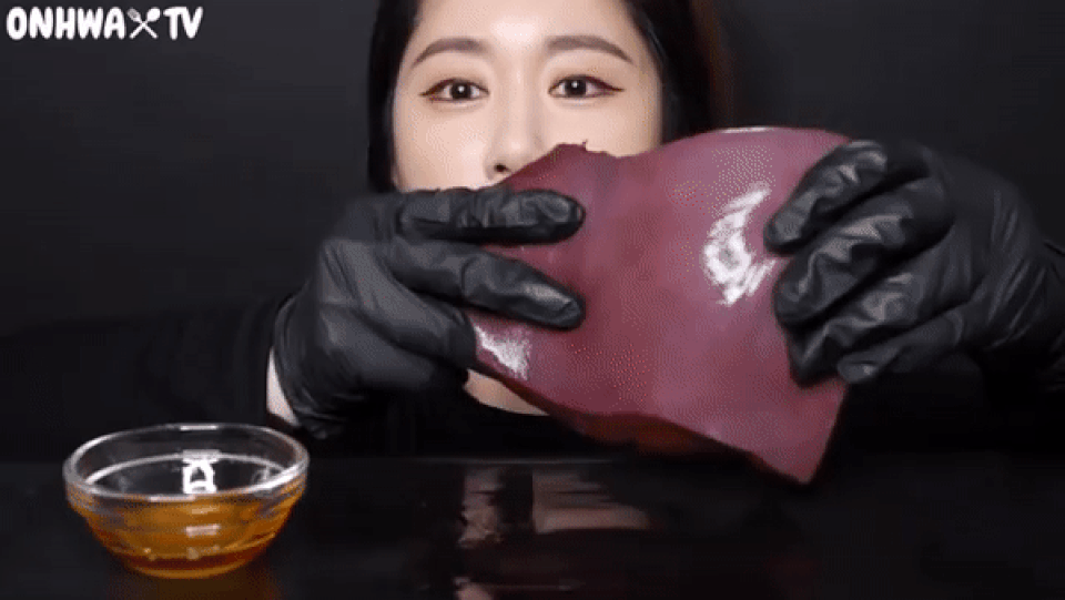 Video ghi cảnh blogger ăn gan sống gây tranh cãi kịch liệt trên mạng xã hội - 1 Video ghi cảnh blogger ăn gan sống gây tranh cãi kịch liệt trên mạng xã hội - 1