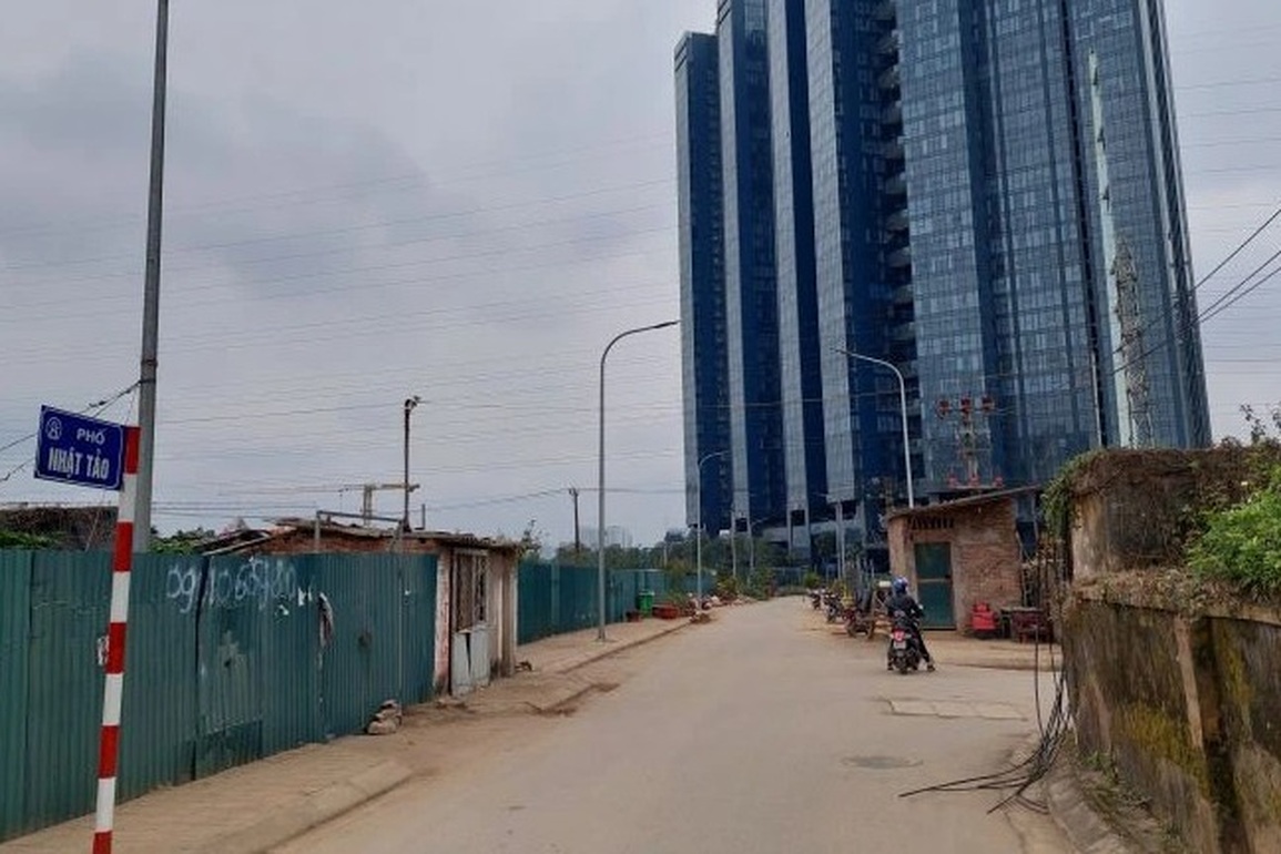 Buộc doanh nghiệp xây lại tường nghĩa trang bị đổ, bồi thường cho dân - 1 Buộc doanh nghiệp xây lại tường nghĩa trang bị đổ, bồi thường cho dân - 1