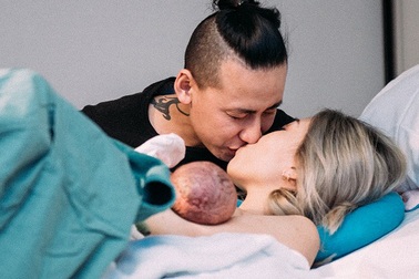 Xúc động bộ ảnh về cuộc "vượt cạn" của người mẹ trẻ