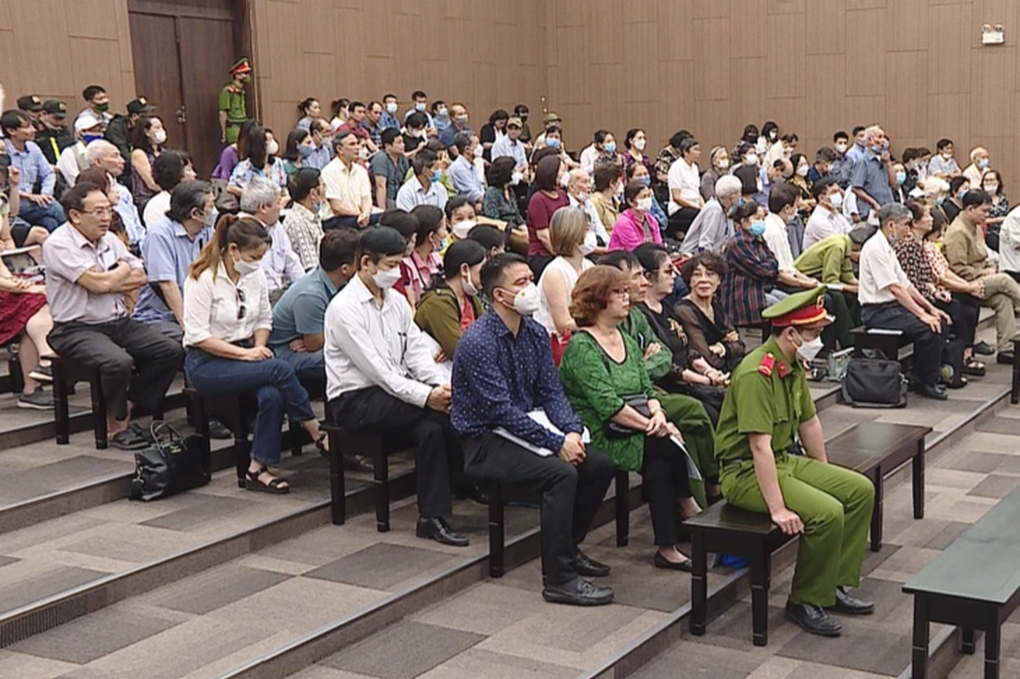 Xét xử tiến sĩ vật lý dạy làm giàu: Bị hại kêu oan cho bị cáo - 2 Xét xử tiến sĩ vật lý dạy làm giàu: Bị hại kêu oan cho bị cáo - 2